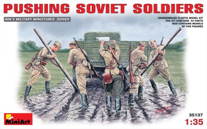 Picture of 1/35 Pushing Soviet Soldiers - MiniArt 35137