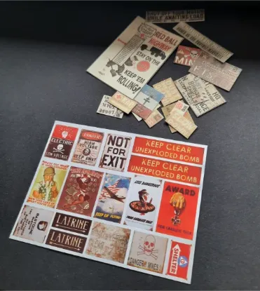 Picture of 1/35 Wooden & Rusted Signs WWII USA – Sheet 9.5×10cm - Reality in Scale 35302