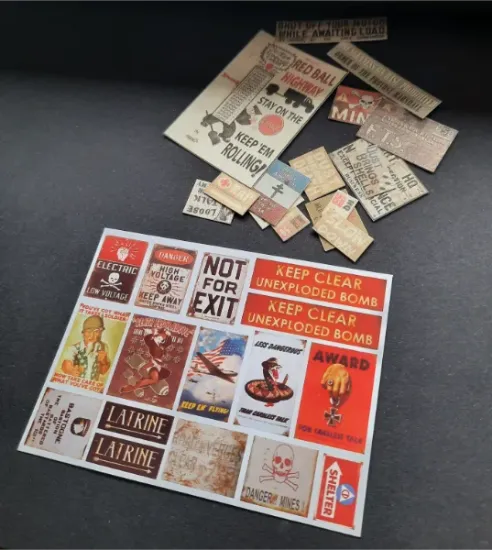Picture of 1/35 Wooden & Rusted Signs WWII USA – Sheet 9.5×10cm - Reality in Scale 35302